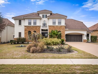 Living area at 2024 University Club Dr - 4 bed 3 bath home