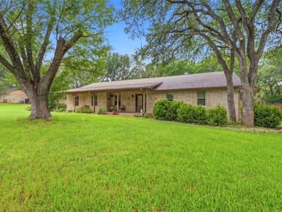 Living area at 203 Leisurewoods Dr - 3 bed 2 bath home