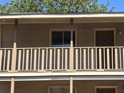 Living area at 203 S Mitchell St St  #4 - 3 bed 1 bath home