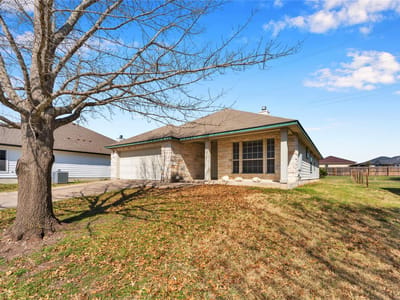 Living area at 204 Cailin Ct - 3 bed 2 bath home