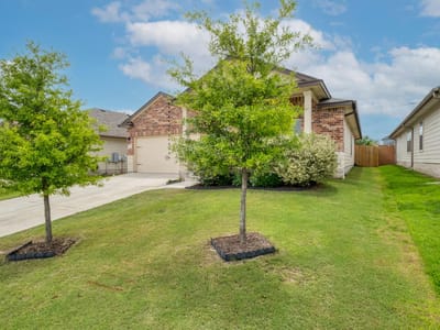Living area at 204 Taggart TRL - 4 bed 2 bath home