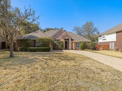 Living area at 2040 Saint Andrews Dr - 4 bed 3 bath home