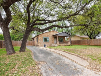 Living area at 205 Old Austin Hwy - 3 bed 2 bath home