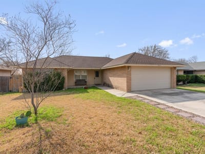 Living area at 2054 Bentwood Dr - 3 bed 2 bath home