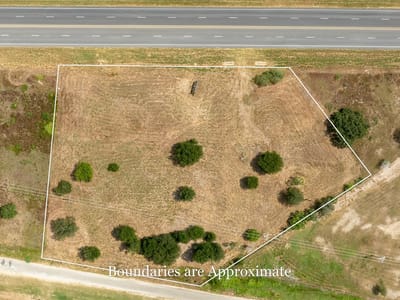 Living area at 2063 N Magnolia Ave - A102, Luling, TX