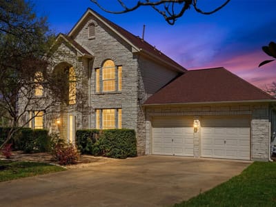 Living area at 207 Silver Oak DR - 5 bed 3 bath home