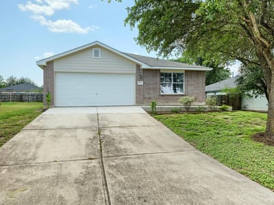 Living area at 208 Buttercup WAY - 4 bed 2 bath home