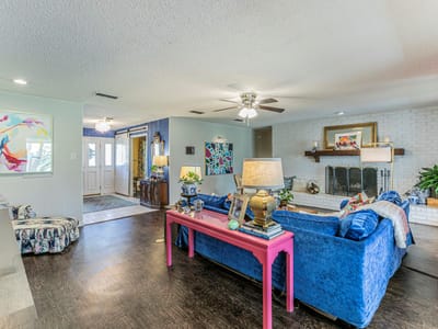 Living area at 208 Highland Oaks DR - 4 bed 3 bath home