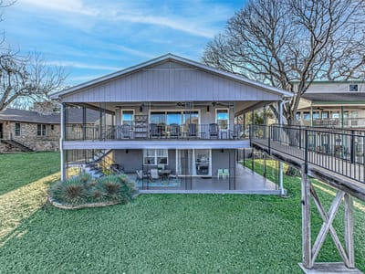Living area at 208 Riverside DR - 5 bed 3 bath home