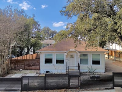 Living area at 209 E Live Oak ST Unit #1/2 - 5 bed 4 bath home