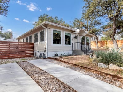 Primary bedroom at 209 E Live Oak ST Unit #1/2 - 5 bed 4 bath home