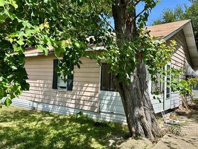 Living area at 209 Old Thorndale RD - 3 bed 1 bath home