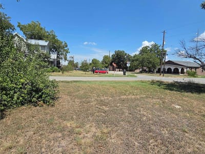 Photo 4 of 5 at 209 W South ST - Kyle, Kyle, TX