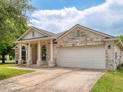 Living area at 2100 Pearson WAY - 4 bed 2 bath home