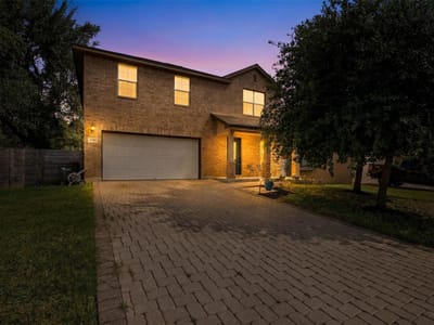 Living area at 2106 Stonehaven - 4 bed 2 bath home