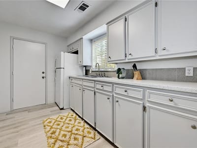 Photo 5 of 24 at 2107 Chicon ST - 1 bed 2 bath home