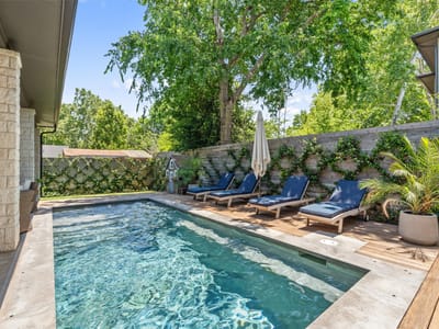 Living area at 2107 Peach Tree ST - 3 bed 2 bath home