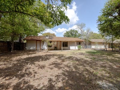 Photo 3 of 30 at 211 E Lisa DR - 3 bed 2 bath home