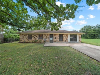 Property photo 2 at 213 Atascosa ST - 3 bed 1 bath home