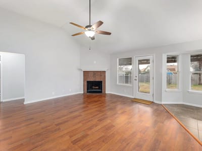 Property photo 4 at 214 Crystal Knoll BLVD - 4 bed 2 bath home