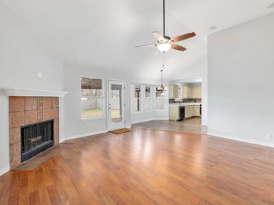 Property photo 5 at 214 Crystal Knoll BLVD - 4 bed 2 bath home