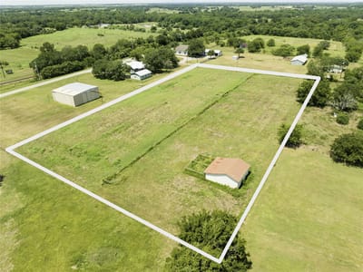 Primary bedroom at 215 Old Highway 90 Loop - West Add 523, Schulenburg, TX