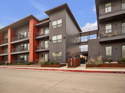 Living area at 2165 Gabriels Place Unit #1105 - 1 bed 1 bath home