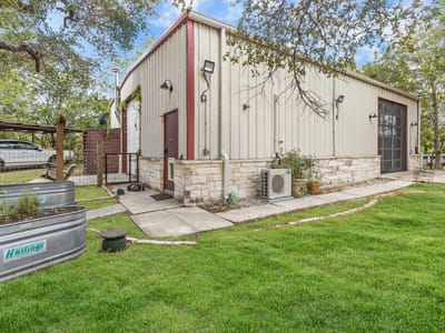 Living area at 218 Alexandra Ln - Dale, TX