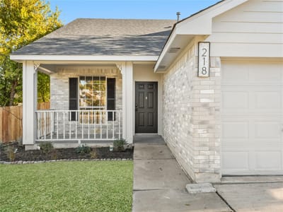 Living area at 218 Crystal Knoll Blvd - 4 bed 2 bath home