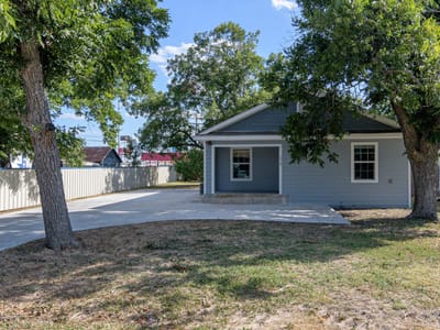 Property photo 2 at 219 E Davilla ST - 2 bed 1 bath home