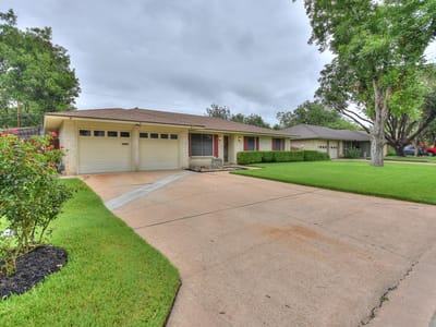 Living area at 2200 Kenbridge DR - 3 bed 2 bath home
