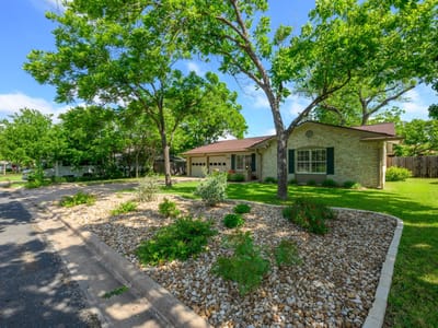 Living area at 2210 Kenbridge DR - 4 bed 2 bath home