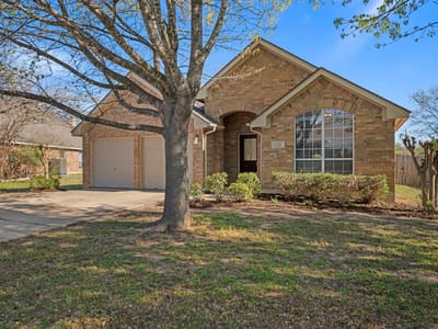 Living area at 2221 Village View Loop - 3 bed 2 bath home
