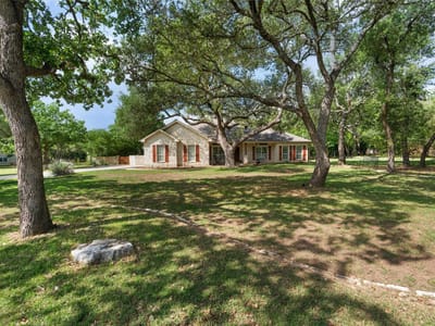 Living area at 223 E Ridgewood RD - 5 bed 3 bath home