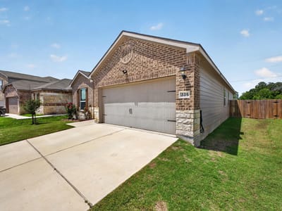Living area at 225 Mount Vernon WAY - 3 bed 2 bath home