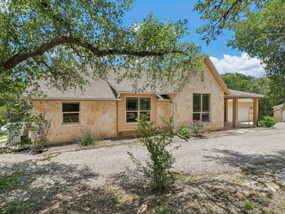 Living area at 225 Shady Oaks TRL - 3 bed 2 bath home