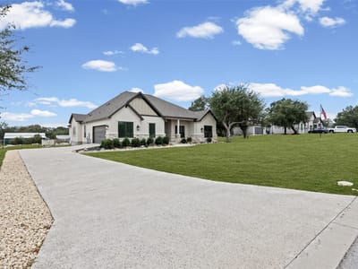 Photo 4 of 27 at 225 Spicewood Trails DR - 4 bed 2 bath home