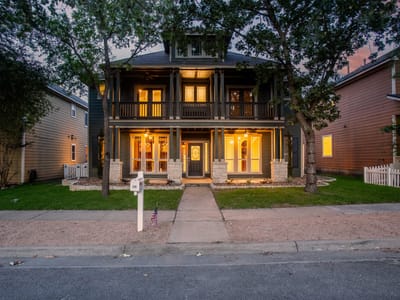 Living area at 230 Skinner - 5 bed 3 bath home