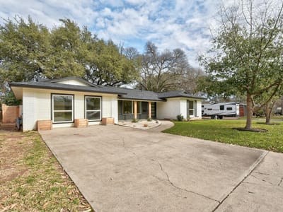 Living area at 2300 Fair Oaks DR - 4 bed 3 bath home