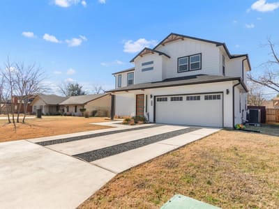 Living area at 2307 Lathan Ln - 3 bed 2 bath home