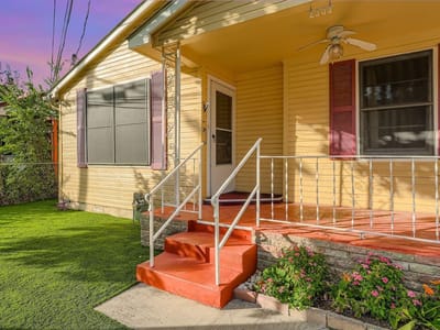 Living area at 2308 Santa Rita St - 2 bed 2 bath home