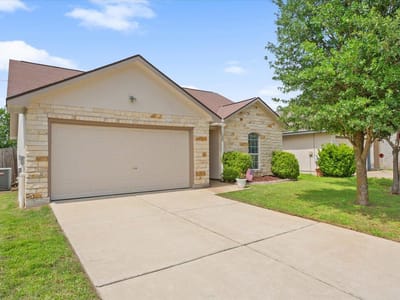 Living area at 237 Moonstone Dr - 3 bed 2 bath home
