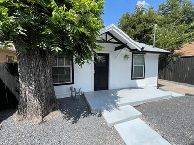 Living area at 2402 Santa Rita St - 2 bed 1 bath home