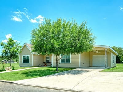 Living area at 2409 Pecan ST - 3 bed 3 bath home