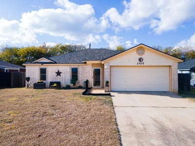 Living area at 2415 Gallop DR - 3 bed 3 bath home