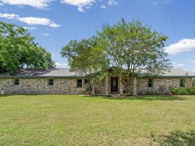 Living area at 2421 Post Oak RD - 4 bed 3 bath home