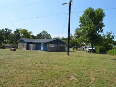 Living area at 245 Flaming Oak Dr - 3 bed 1 bath home