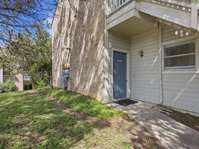 Photo 5 of 40 at 2450 Wickersham LN Unit #1001 - 2 bed 2 bath home