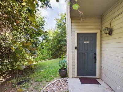 Living area at 2450  Wickersham Ln  #501 - 2 bed 1 bath home