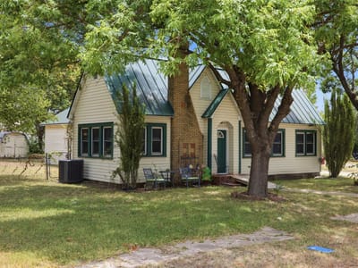 Living area at 255 S Lampasas ST - 4 bed 2 bath home